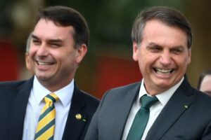 Flávio lê carta de Bolsonaro aos brasileiros 
